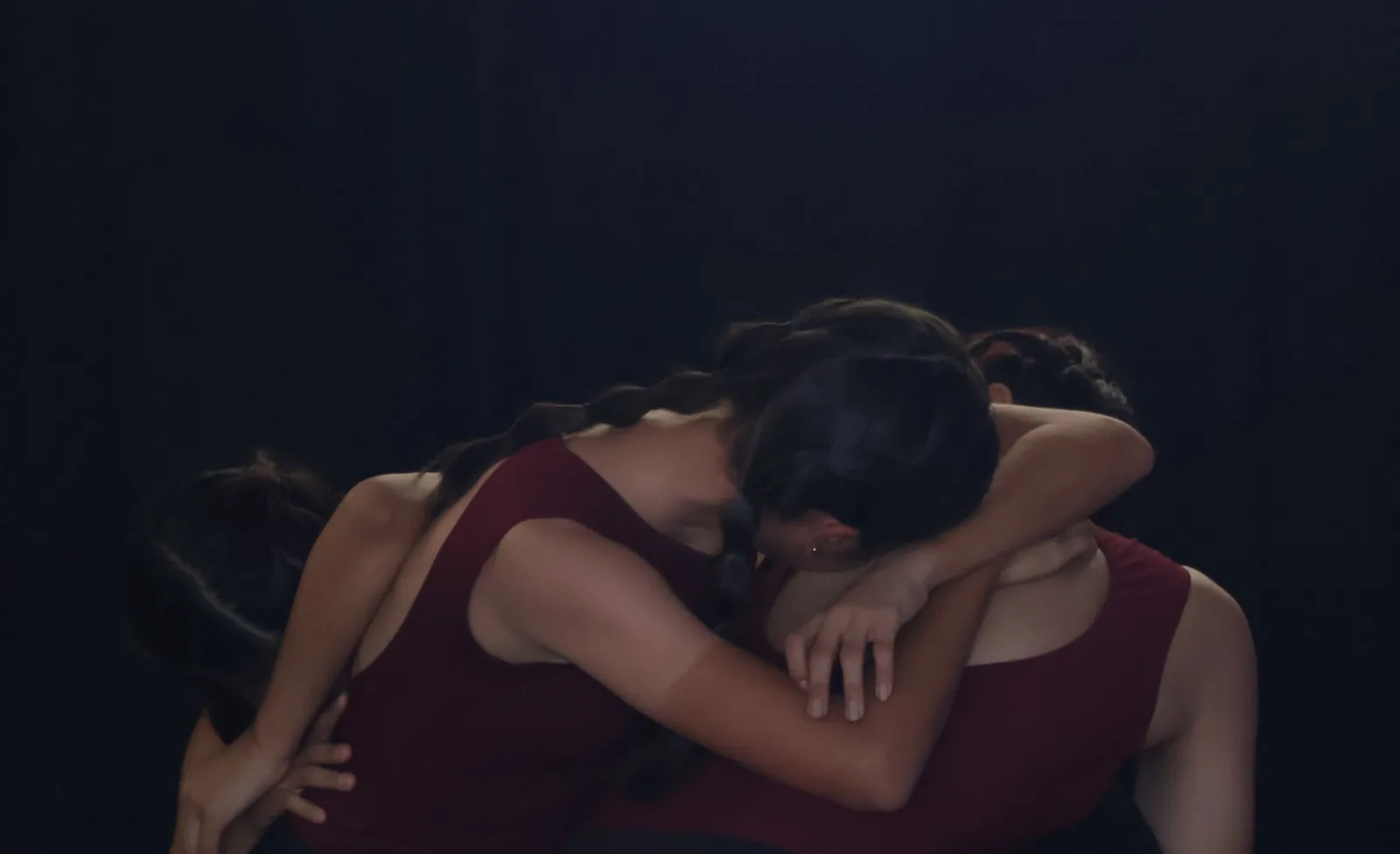 Bailarinas de Descalza abrazadas en escena